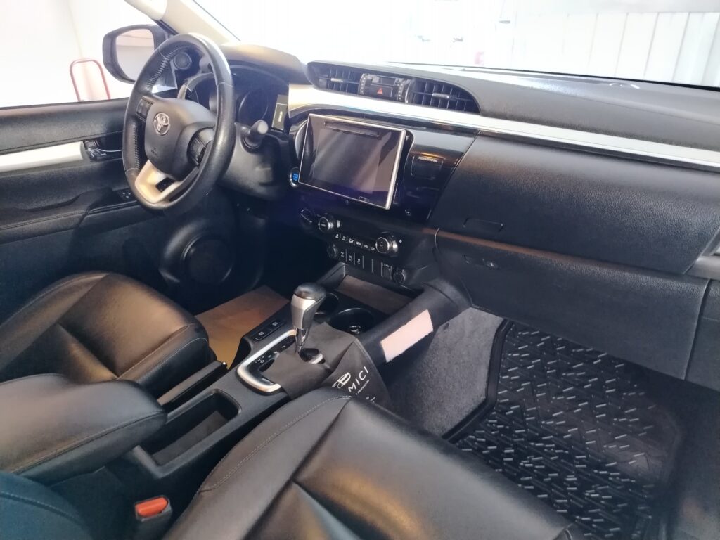 TOYOTA HILUX SRX