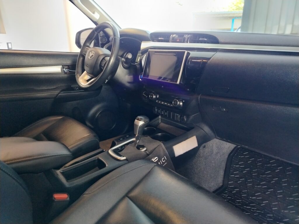 TOYOTA HILUX SRX
