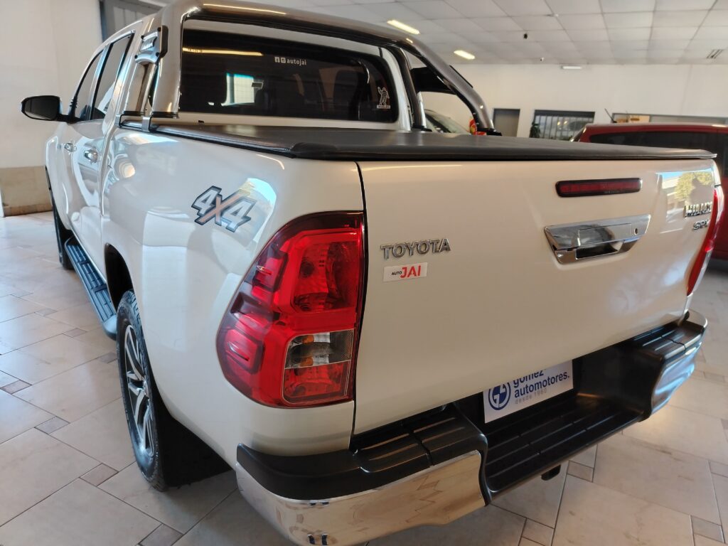 TOYOTA HILUX SRX