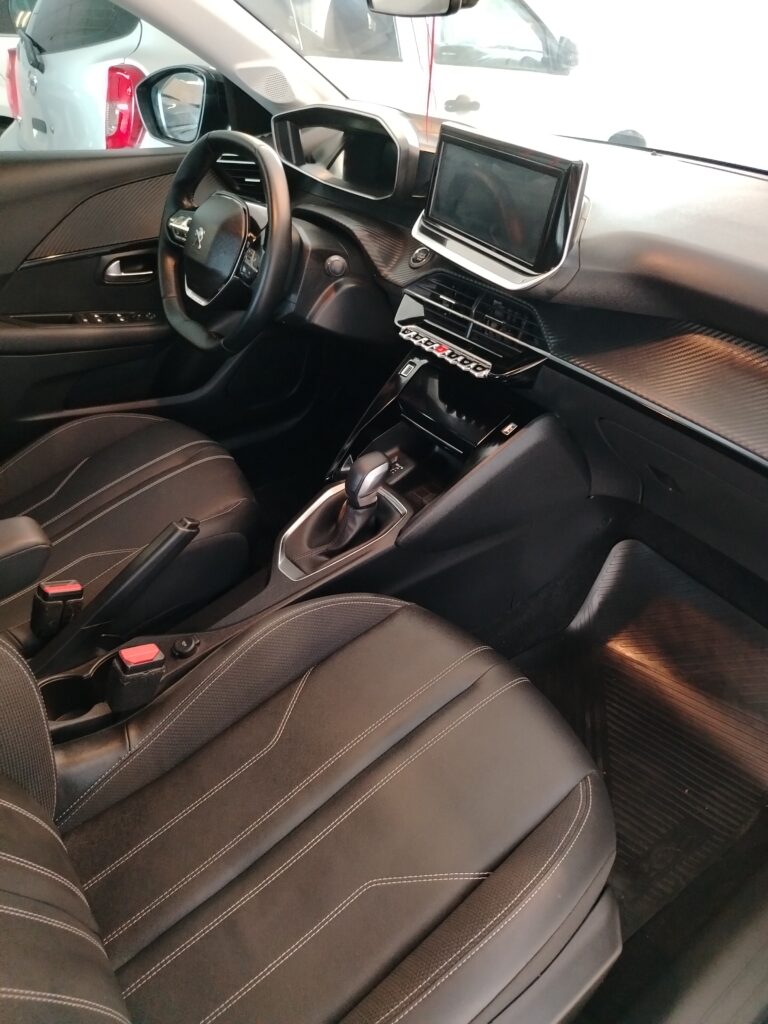 PEUGEOT 208 FELINE AT