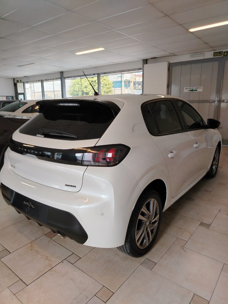 PEUGEOT 208 FELINE AT